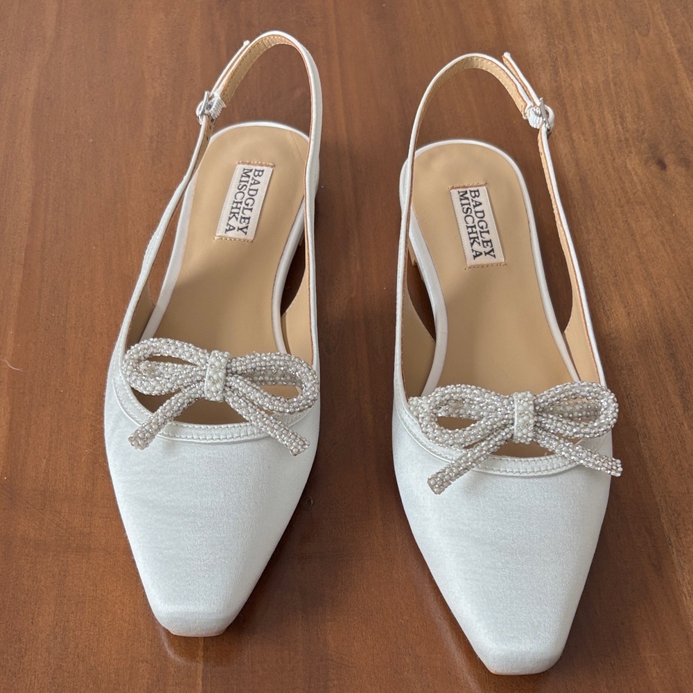 Badgley Mischka Silver Slingback flats with Bow